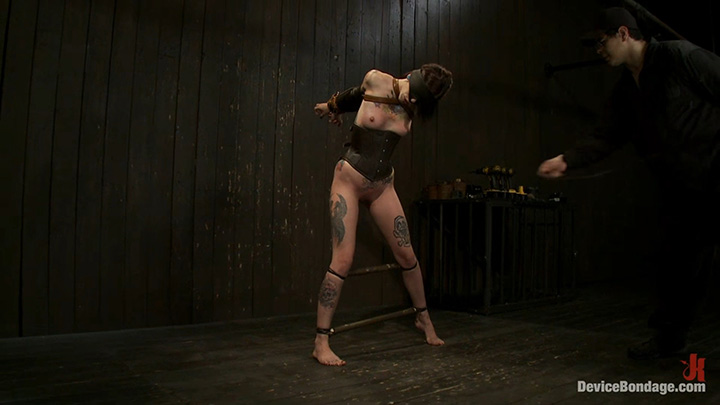 猎奇调教【DeviceBondage】厂牌精品，满身纹身的精神小妹被强制调教